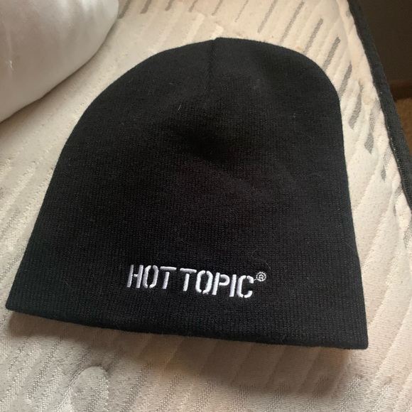 Hot Topic Logo Beanie - Picture 1 of 1